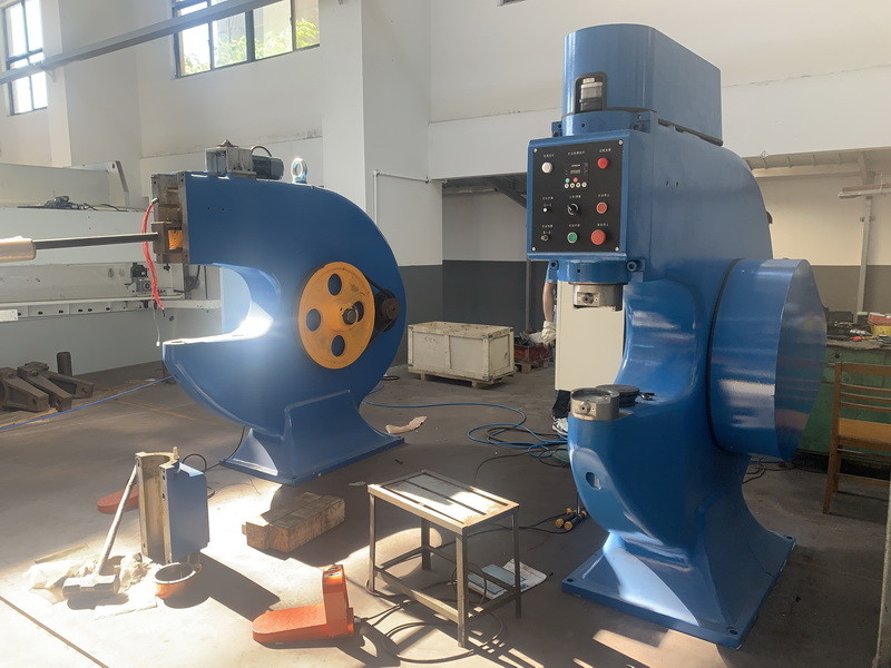 Kraftformer Machine MC665 Hammer 6mm Aluminiumplaat & 2mm roestvrij staal