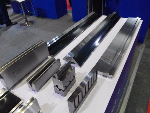Twee V onderste die hydraulische pers remgereedschappen 42CrMo warmtebehandeling HB300-350