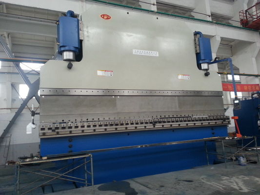 CNC-hydraulische persrem met maximale druk van 400KN, maximale buighoek van 175° en maximale buiglengte van 6000 mm voor plaat