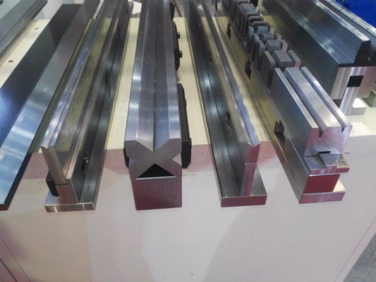 Twee V onderste die hydraulische pers remgereedschappen 42CrMo warmtebehandeling HB300-350